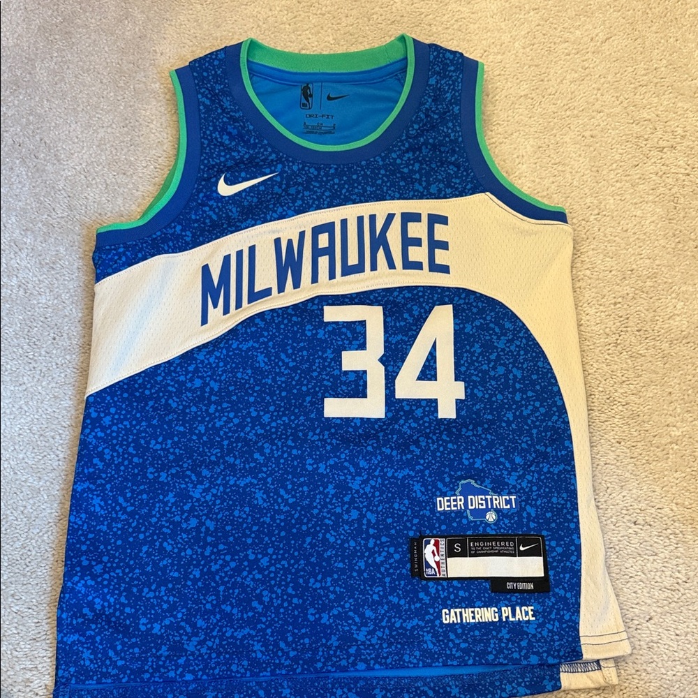 Milwaukee Bucks Antetokounmpo Youth Nike Jersey
Size small